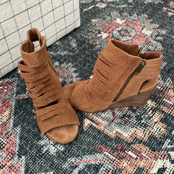 DIBA Women’s Leather Side Zip Wedges - Picture 2 of 5